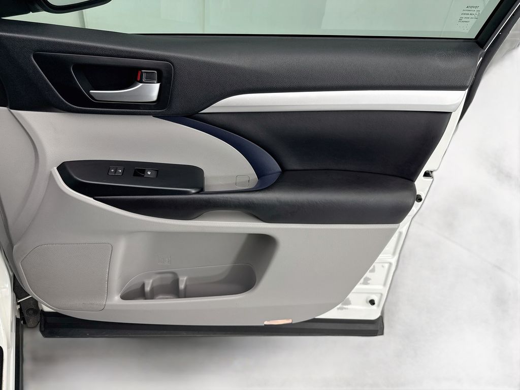 Thumbnail: 2019 Toyota Highlander - 23