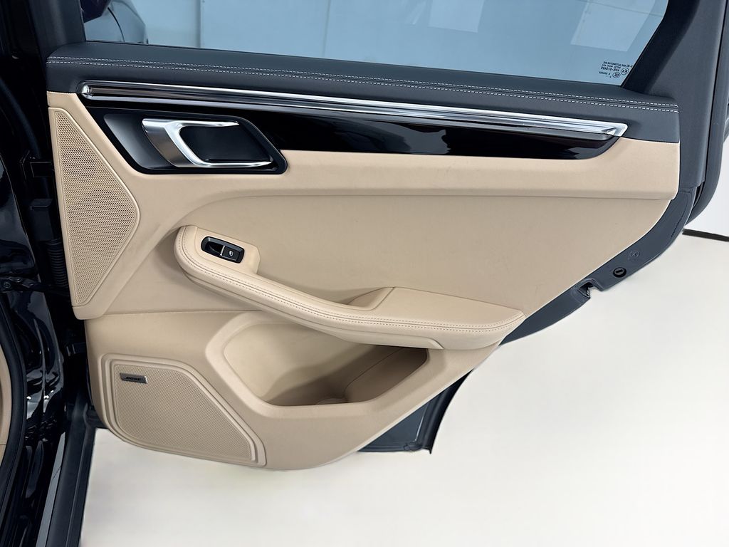 Thumbnail: 2025 Porsche Macan - 27
