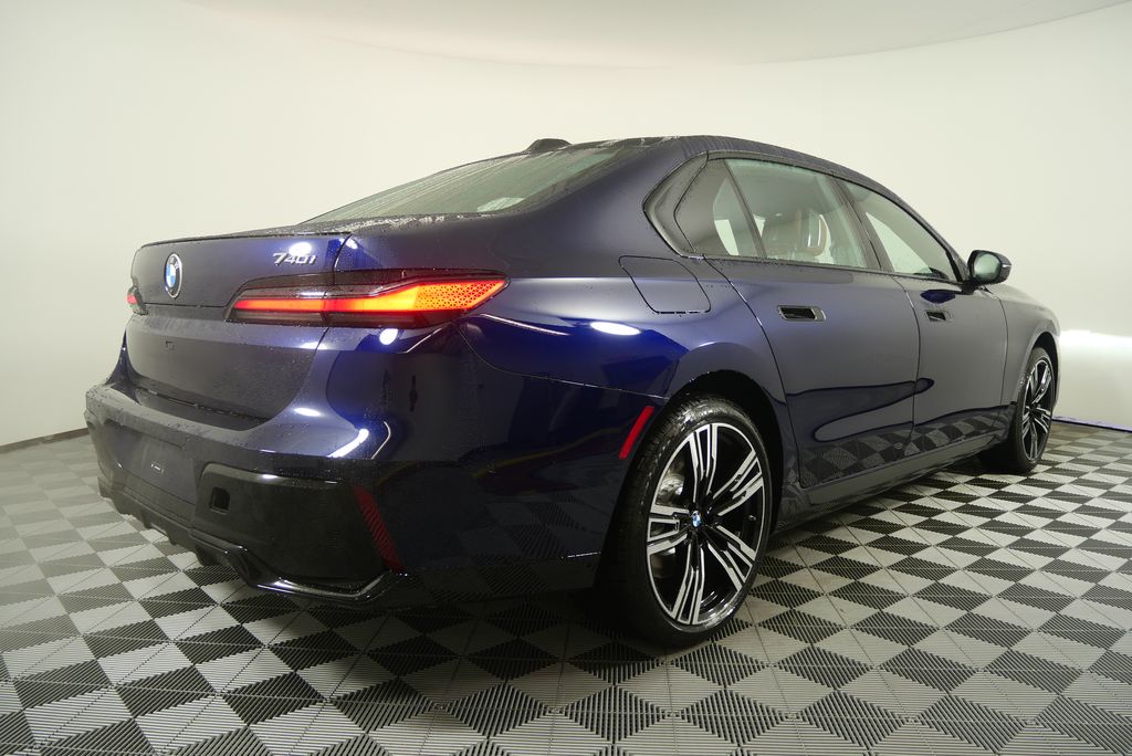 Thumbnail: 2026 BMW 7 Series - 3