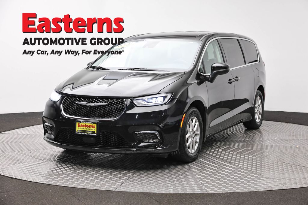 2023 Chrysler Pacifica Touring L's photo