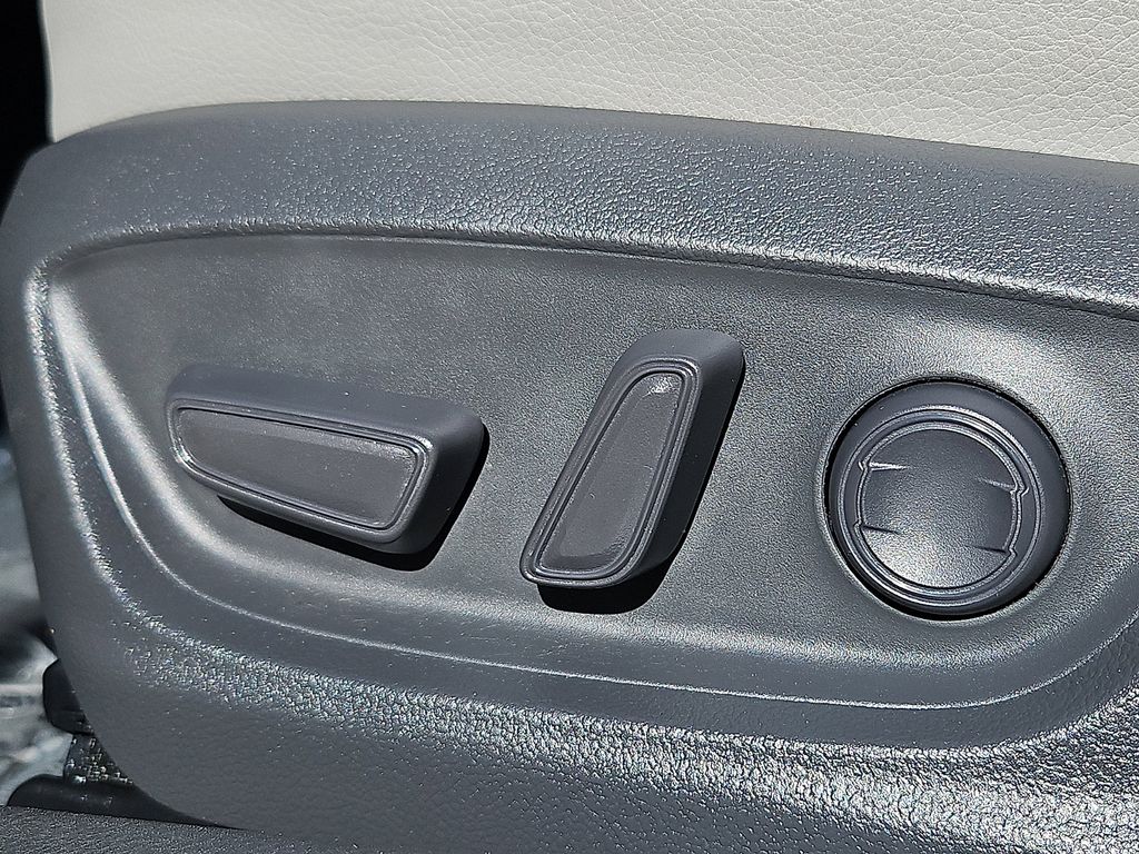 Thumbnail: 2021 Toyota Camry - 24