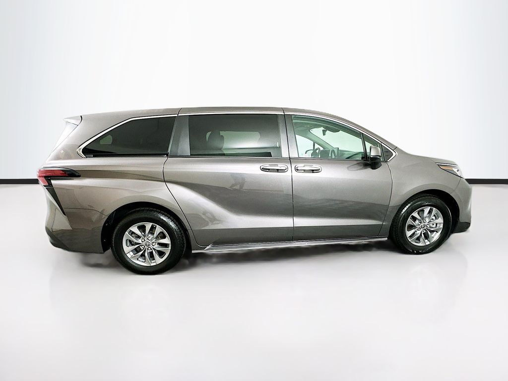 2022 Toyota Sienna XLE 4