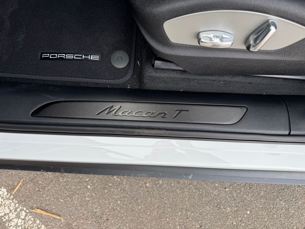 2025 Porsche Macan  32
