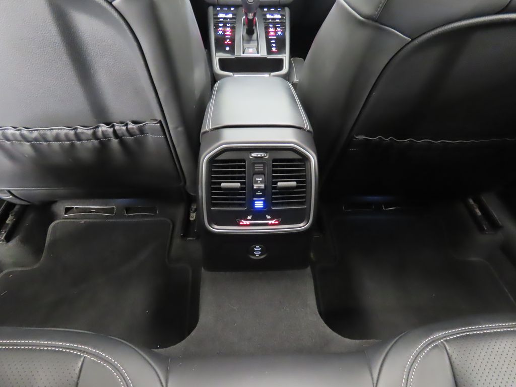 Thumbnail: 2023 Porsche Macan - 32