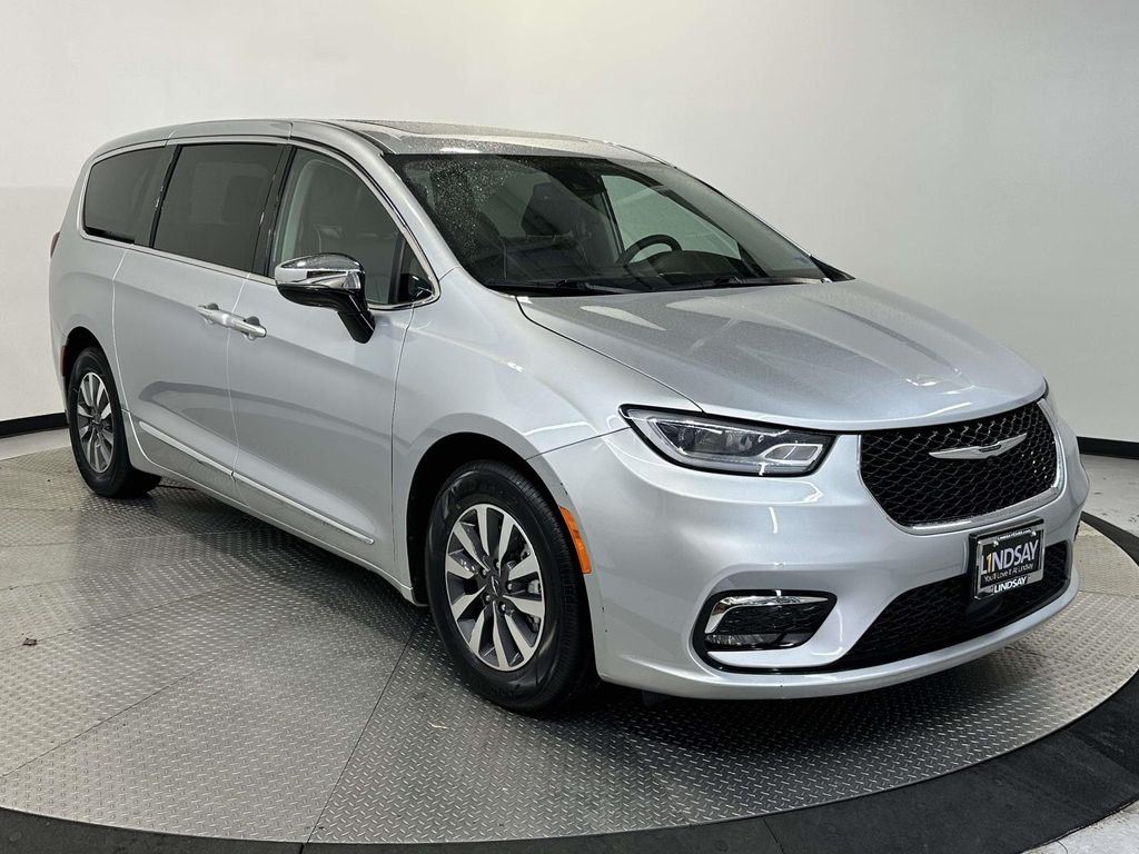 2023 Chrysler Pacifica Hybrid Limited FWD