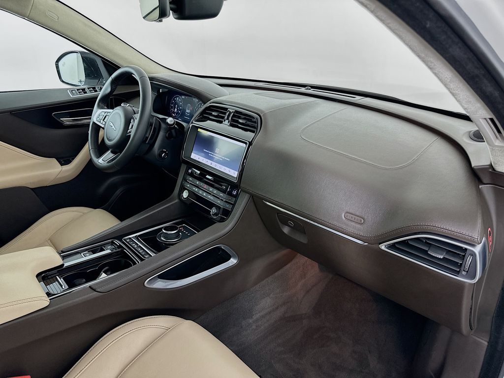 Thumbnail: 2019 Jaguar F-Pace - 28