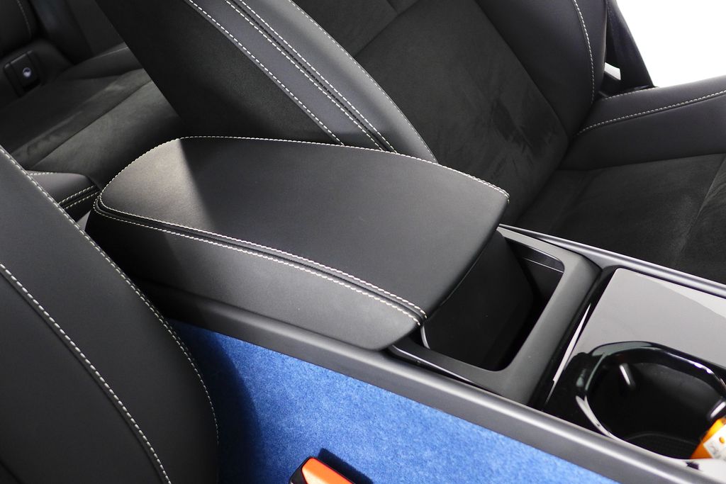 Thumbnail: 2023 Volvo XC40 - 16