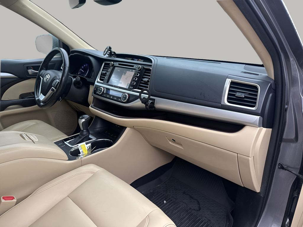 Used Car 2019 Toyota Highlander  Xle For Sale Under $25,000 In Austin, Texas