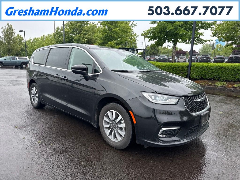 2023 Chrysler Pacifica Hybrid's photo