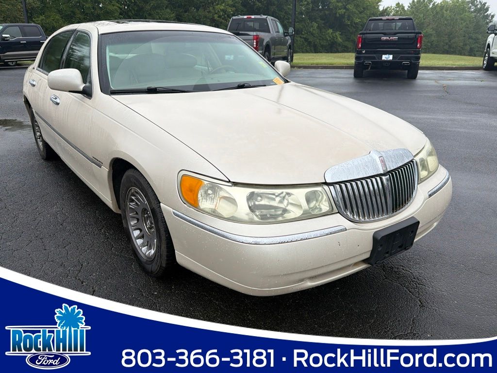  2001 Lincoln Town Car Sedan Rear-Wheel Drive 4-Speed Automatic Overdrive