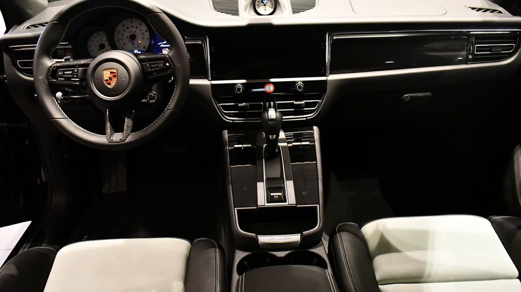 Thumbnail: 2026 Porsche Macan - 12