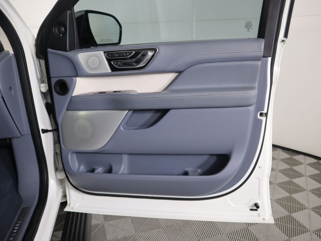 Thumbnail: 2021 Lincoln Navigator L - 26
