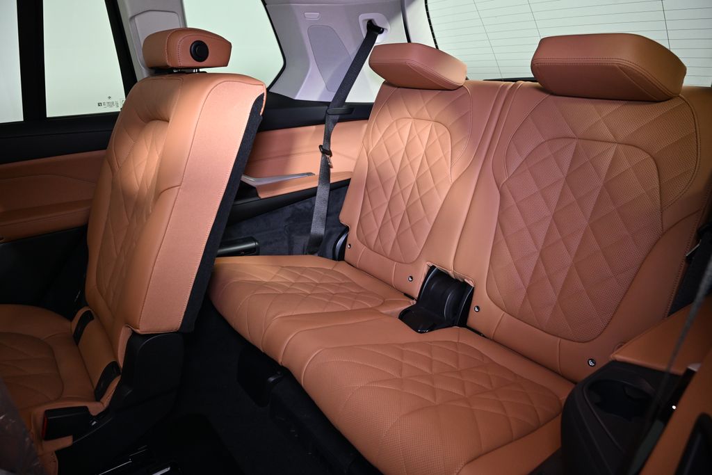 Thumbnail: 2026 BMW X7 - 26