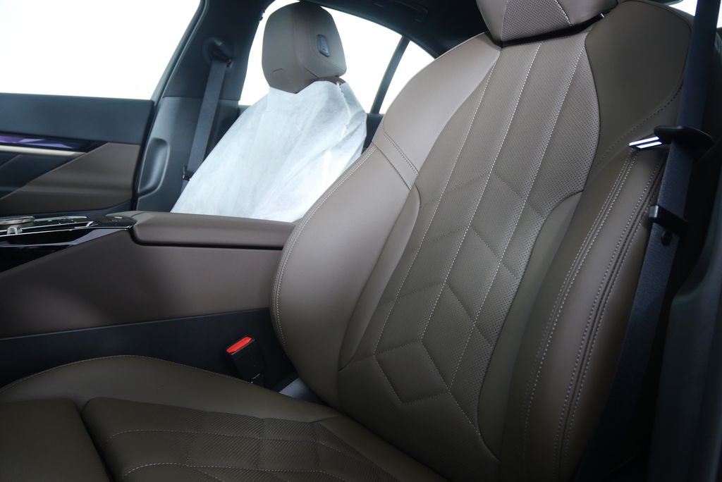 Thumbnail: 2026 BMW i5 - 10