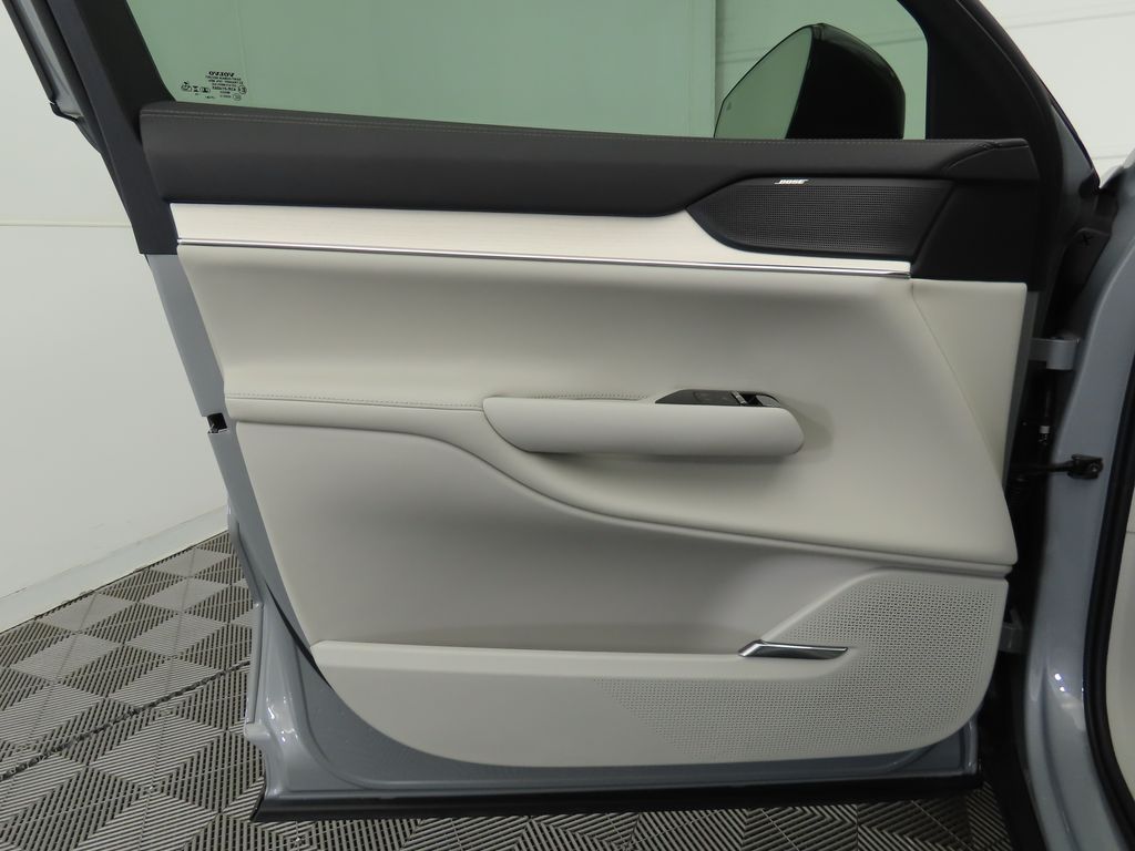 2025 Volvo EX90  24
