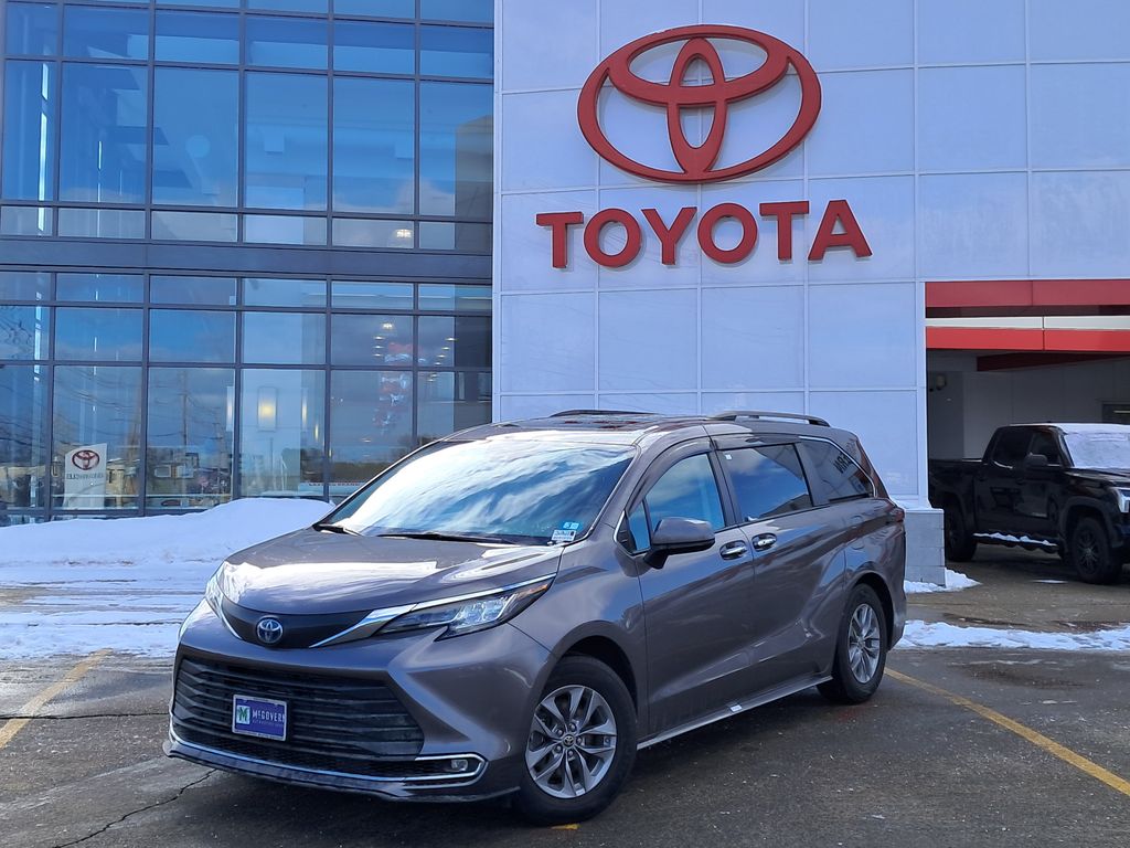 2022 Toyota Sienna XLE 7-Passenger AWD