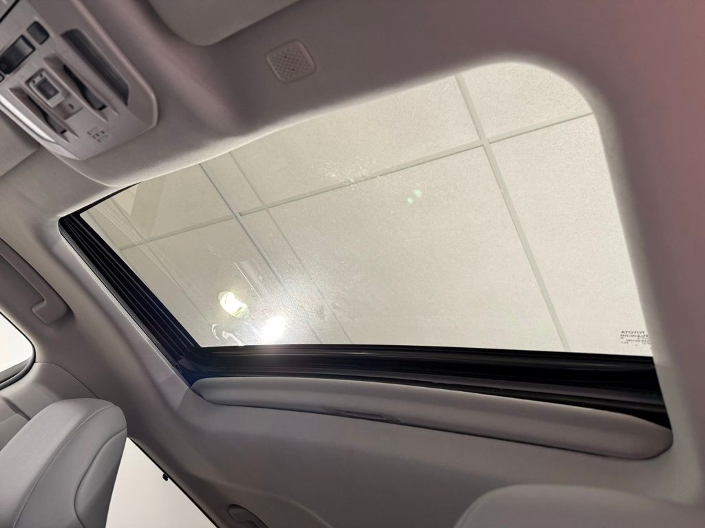 Thumbnail: 2022 Toyota Highlander - 18