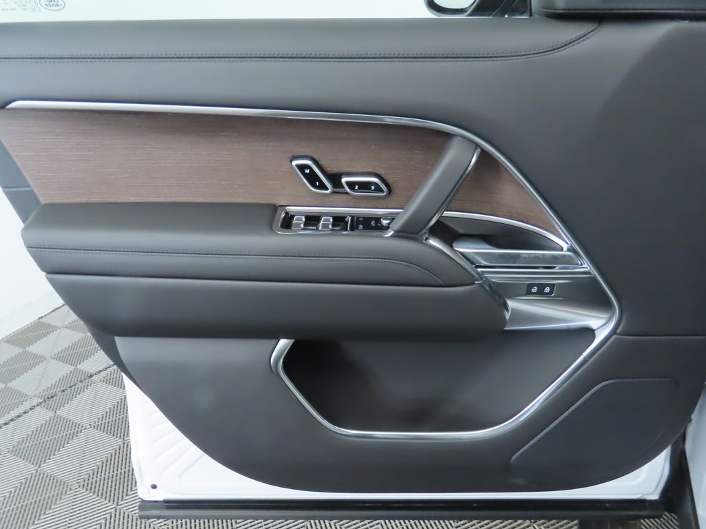 2025 Land Rover Range Rover SE 26