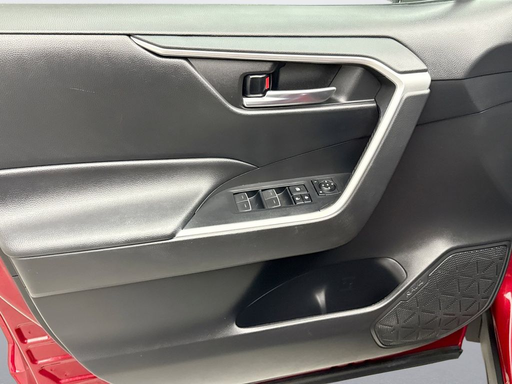 Thumbnail: 2022 Toyota RAV4 - 9