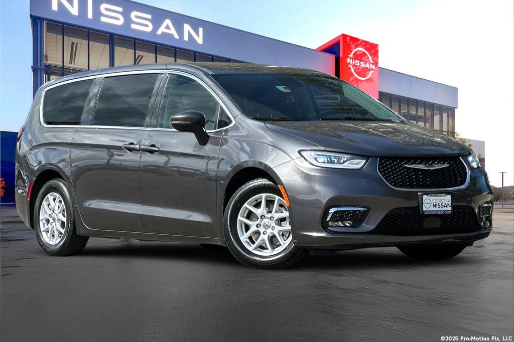 2023 Chrysler Pacifica Touring L's photo