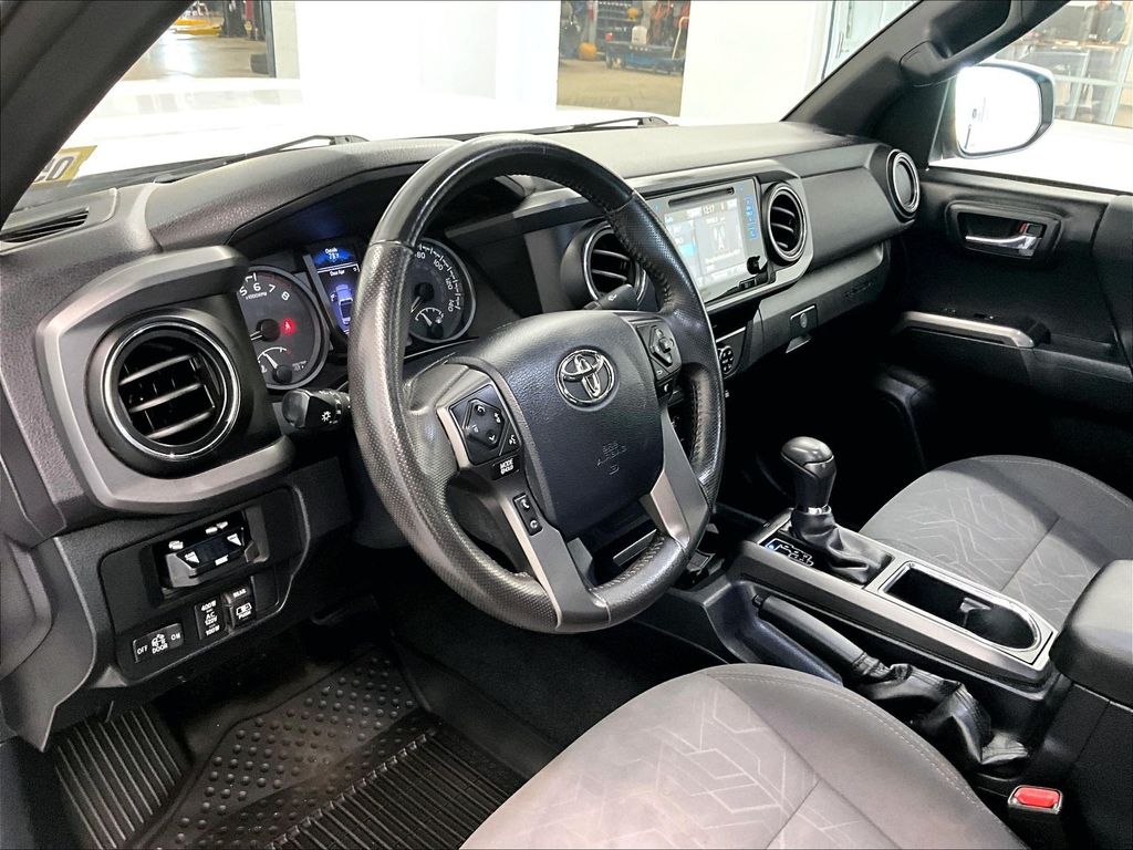 2017 Toyota Tacoma — photo 8