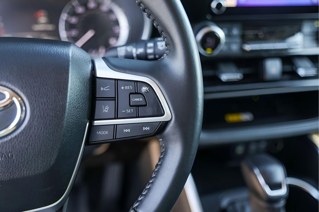 Used Car 2023 Toyota Highlander  Xle For Sale Under $35,000 In Austin, Texas