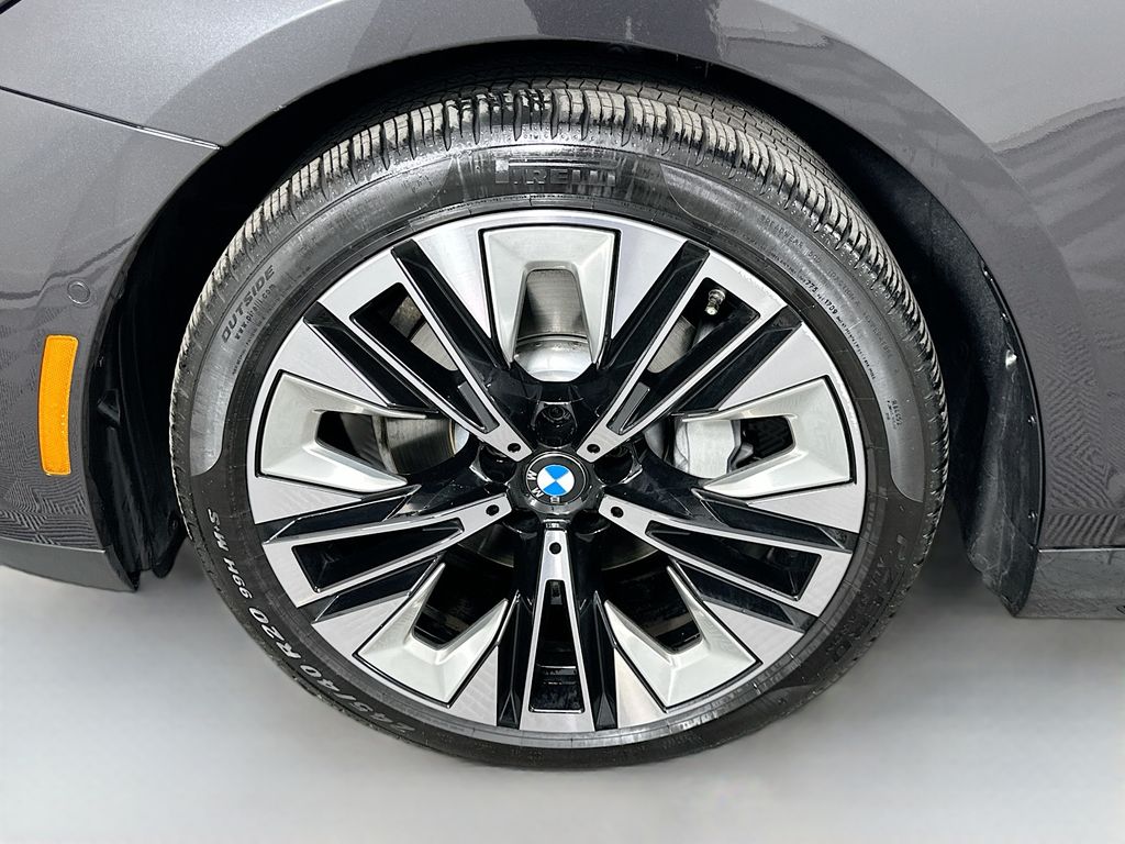 Thumbnail: 2025 BMW 5 Series - 32