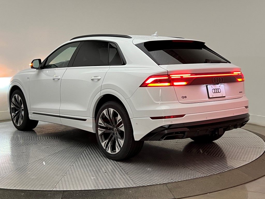 Thumbnail: 2026 Audi Q8 - 4