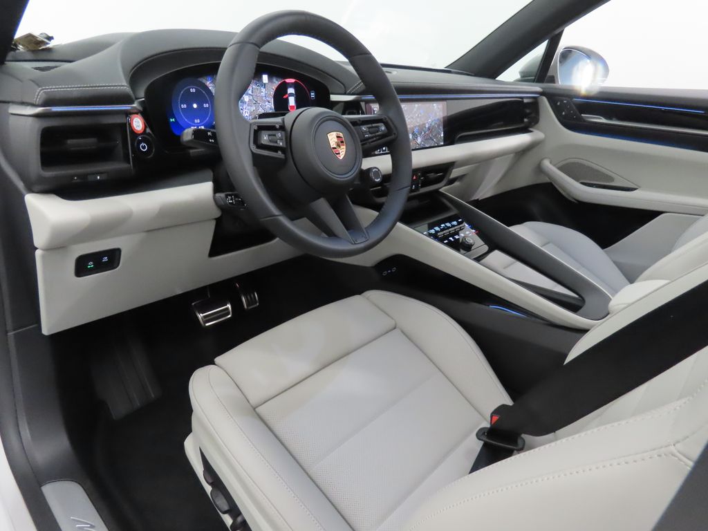 Thumbnail: 2026 Porsche Macan - 4