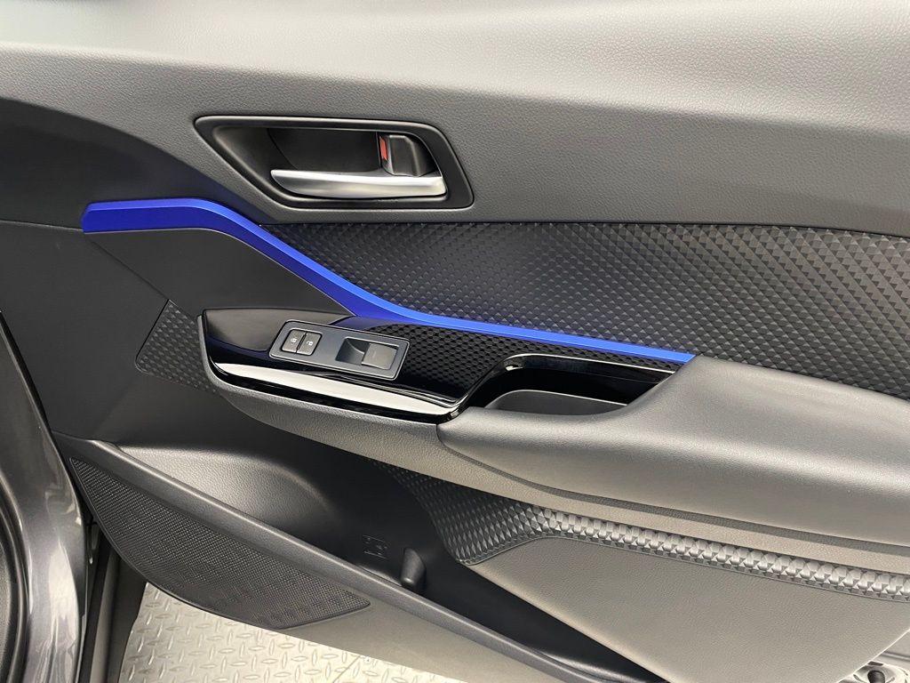 2020 Toyota C-HR XLE 14