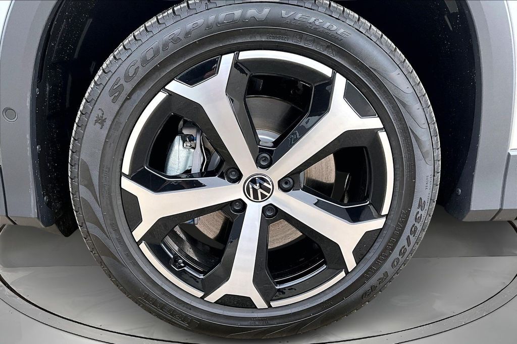 New 2026 Silver Volkswagen 2.0T SE image 12