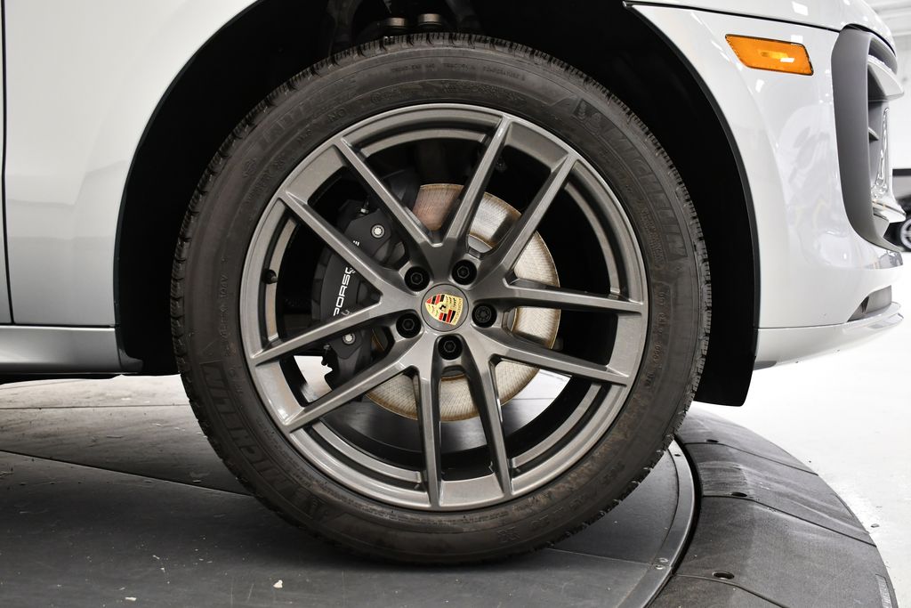 Thumbnail: 2026 Porsche Macan - 19