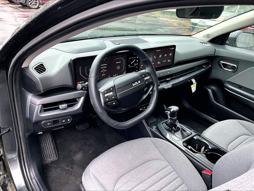 2025 Kia K4 — photo 8