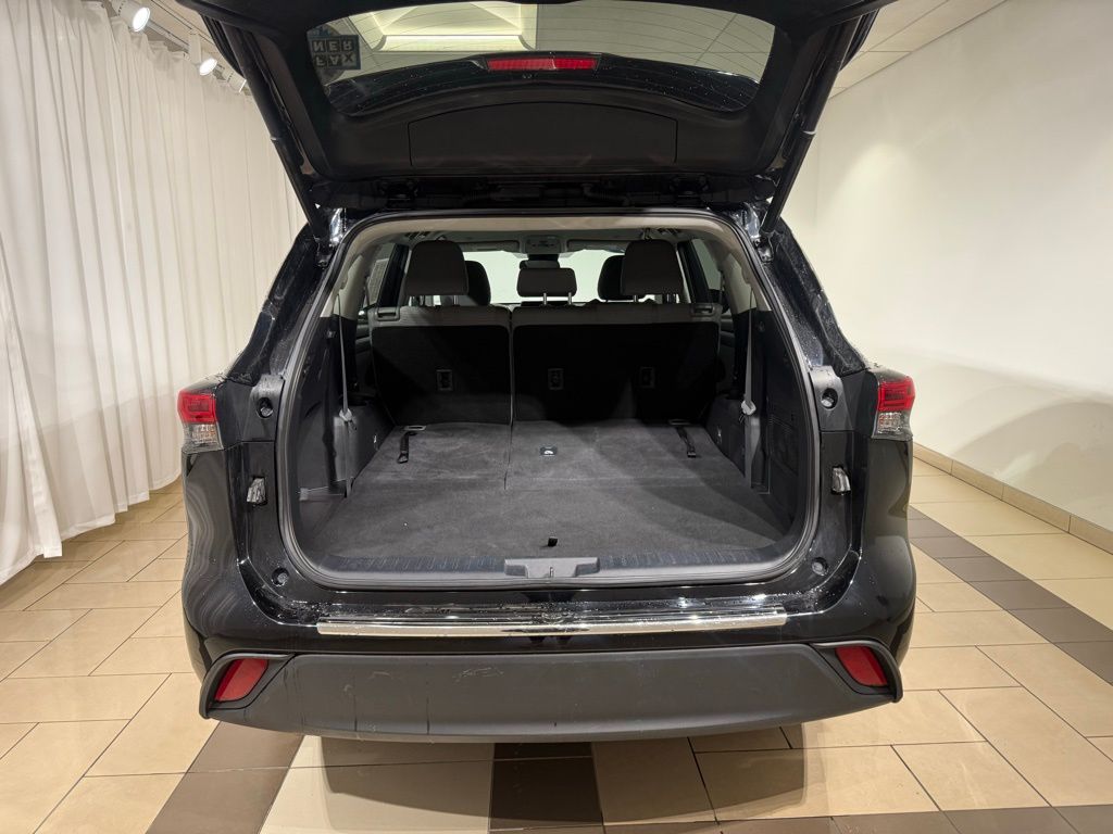 2023 Toyota Highlander LE 13