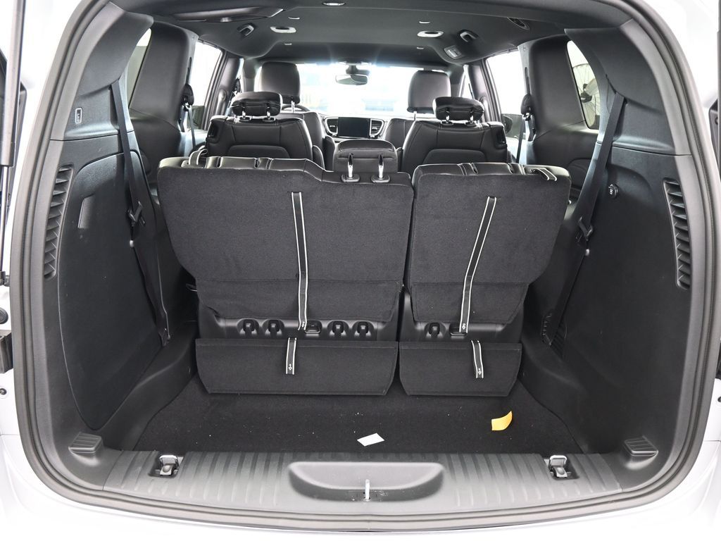 New 2026 Silver Mist Clearcoat Chrysler Select image 32