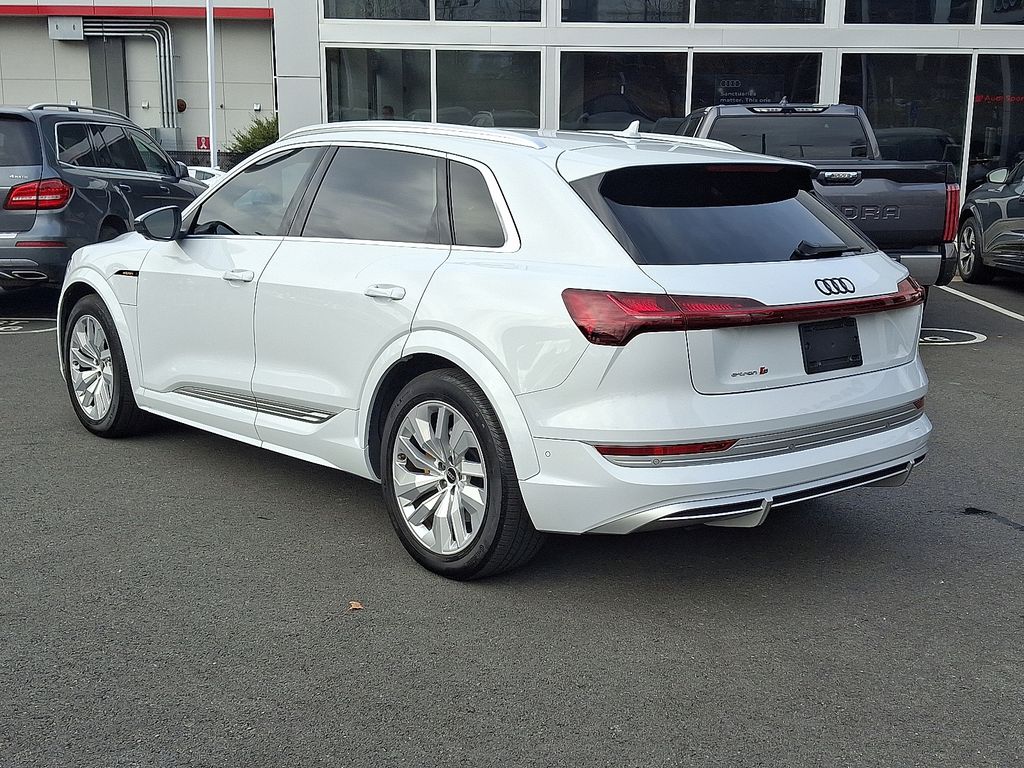 Thumbnail: 2022 Audi e-tron S - 6