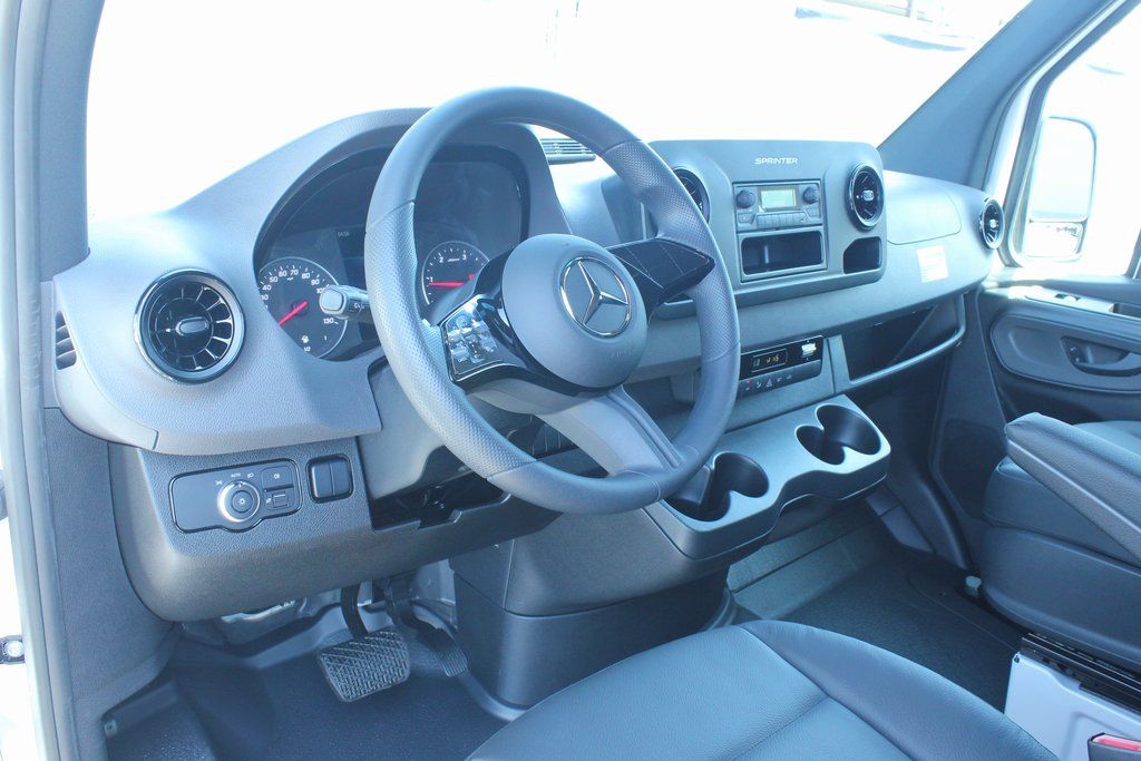 Thumbnail: 2025 Mercedes-Benz Sprinter - 3