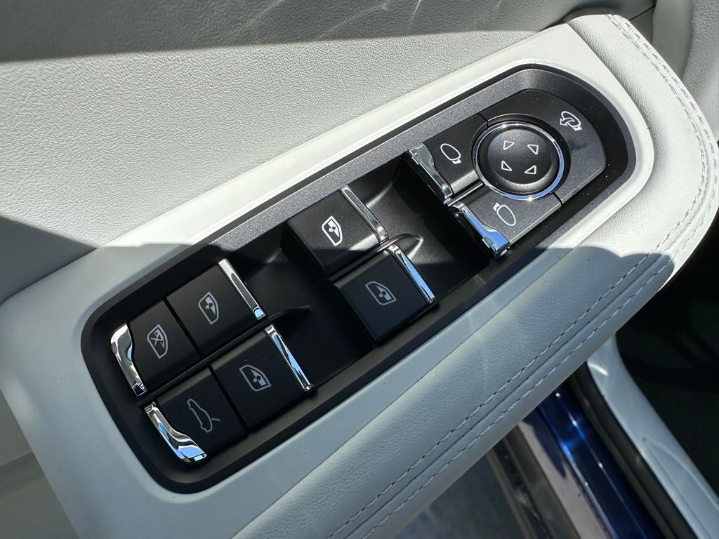 2025 Porsche Macan  14