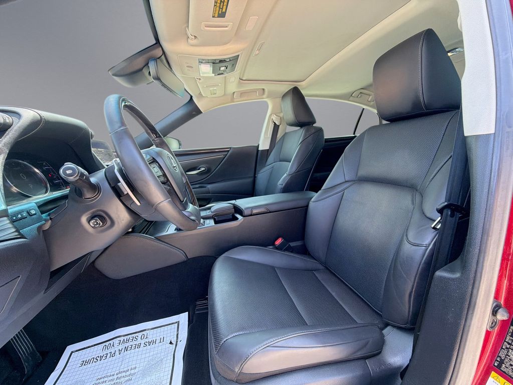 Thumbnail: 2019 Lexus ES - 30