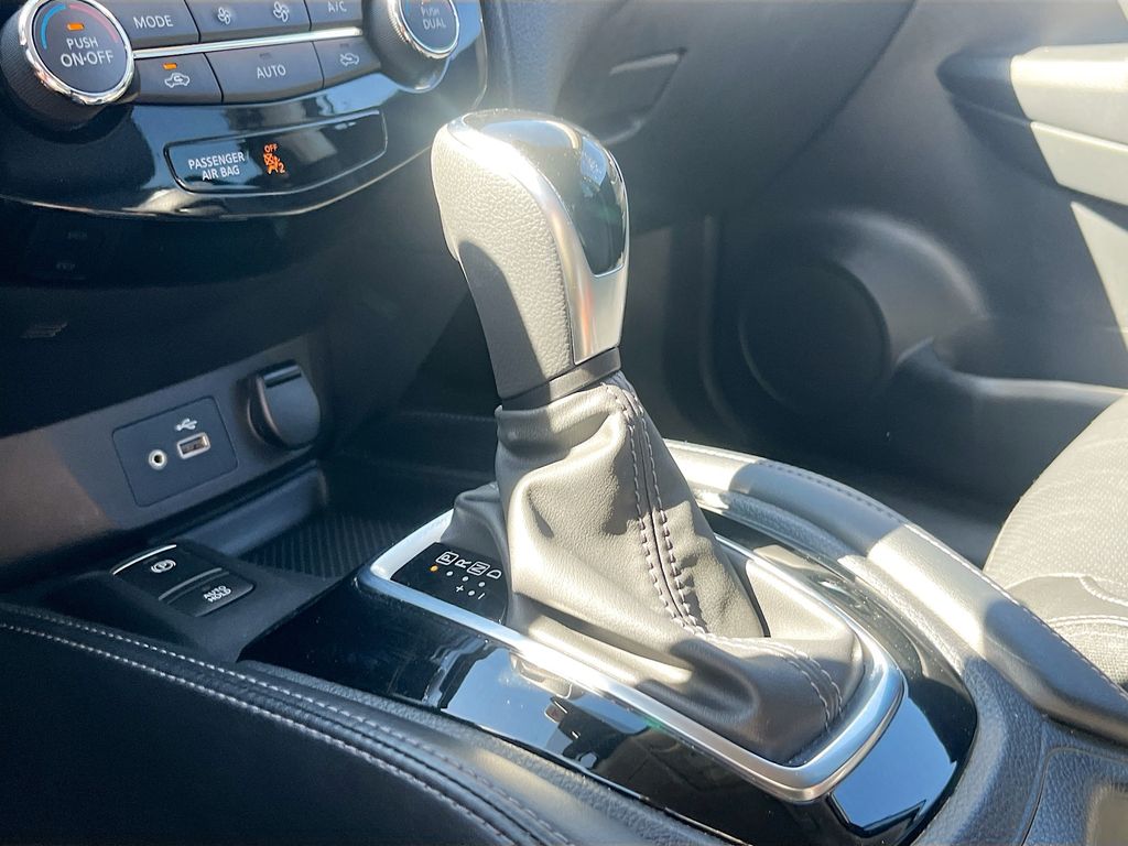 Used 2020 Silver Nissan SL image 17