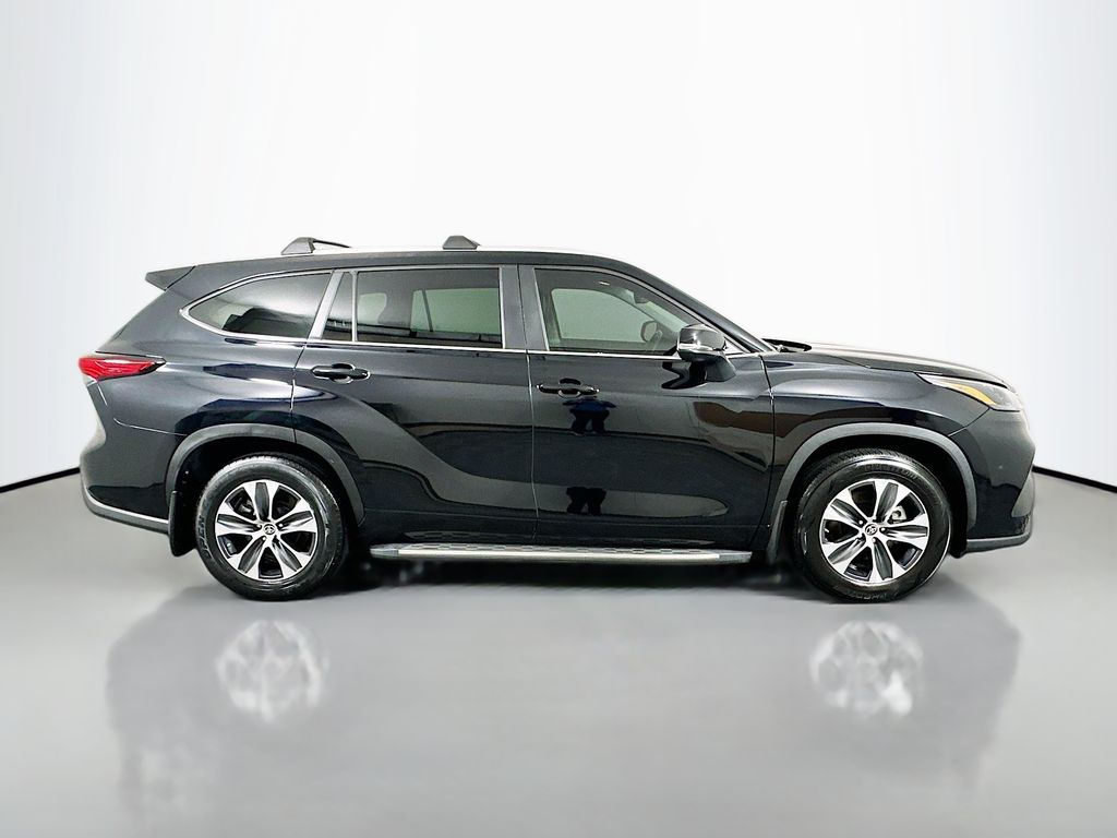 Thumbnail: 2023 Toyota Highlander - 4