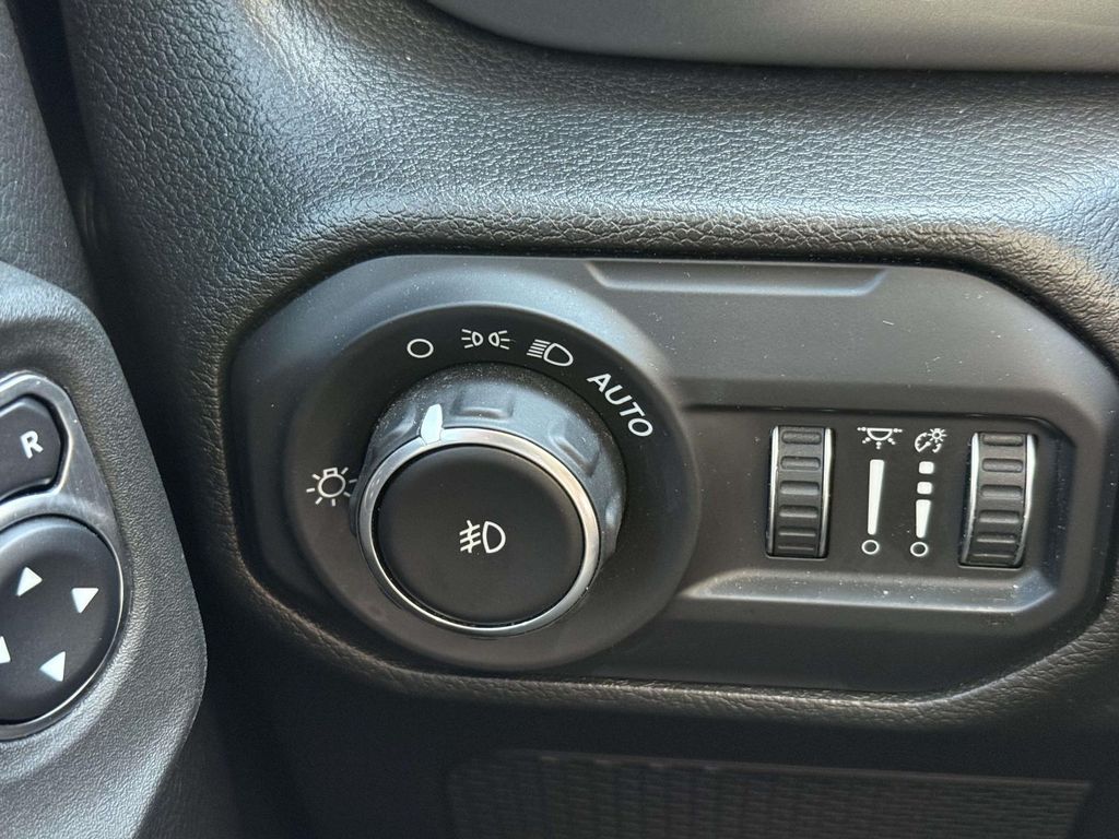 Used 2022 Gray Jeep Unlimited Sahara image 28