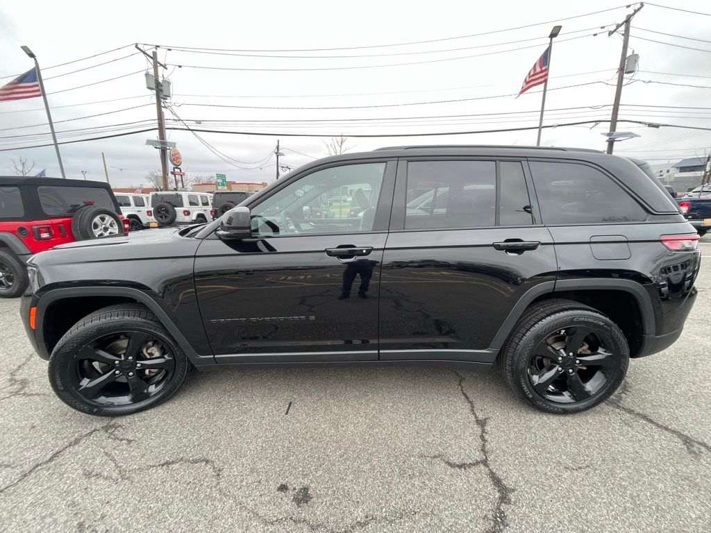 View vehicle photo 4