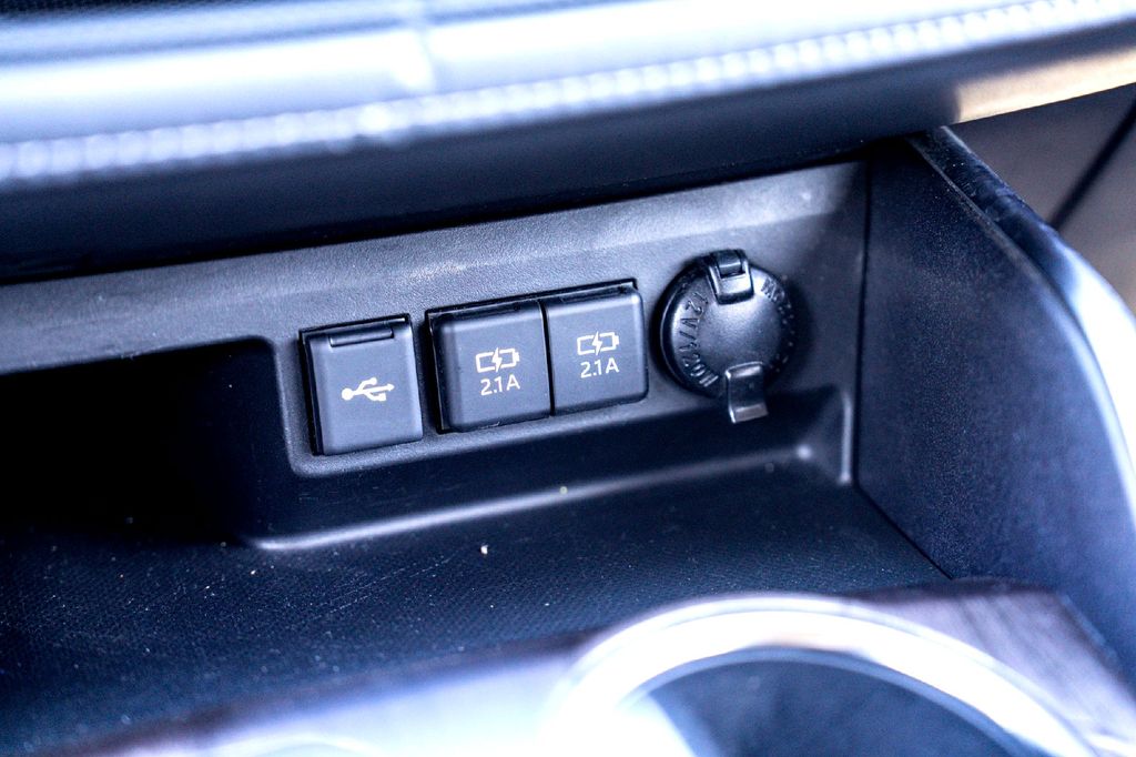 Used Car 2021 Toyota Highlander Hybrid  Platinum For Sale Under $35,000 In Taylor, Texas
