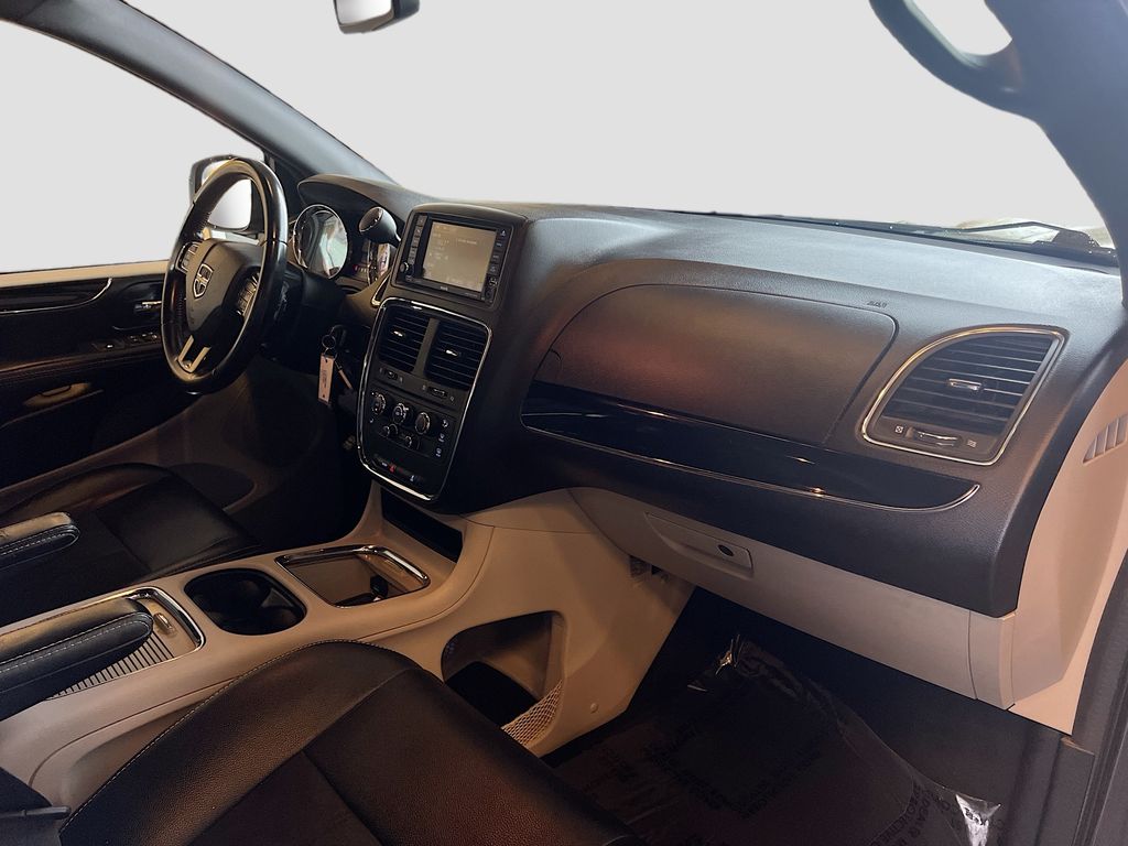 Used 2019 Gray Dodge SXT image 29