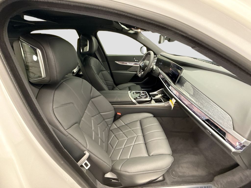 Thumbnail: 2026 BMW i7 - 19