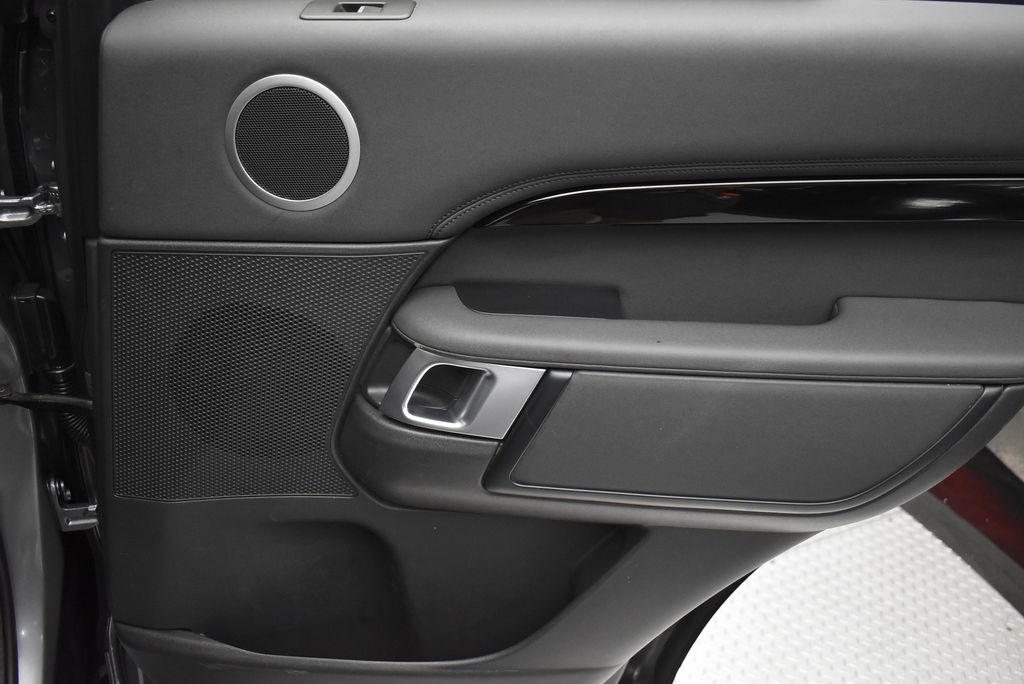 Thumbnail: 2024 Land Rover Discovery - 30