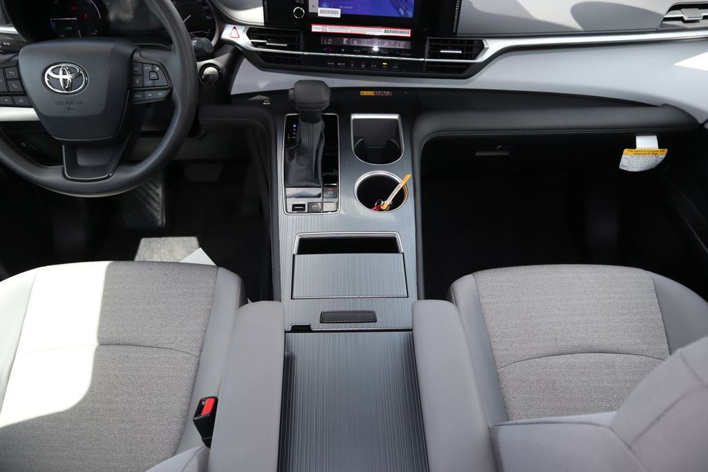 2025 Toyota Sienna LE 16
