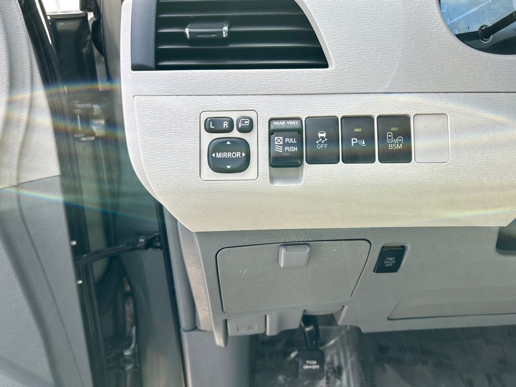 2014 Toyota Sienna XLE 13