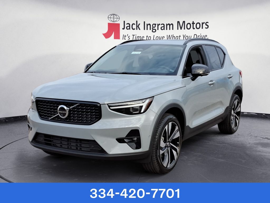 new 2025 Volvo XC40 car, priced at $37,599